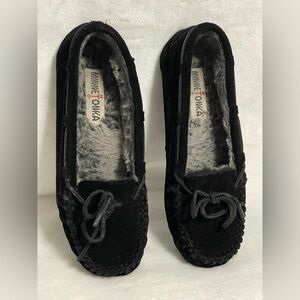 Minnetonka Women's Cally moccasin slippers in black suede Sz 8